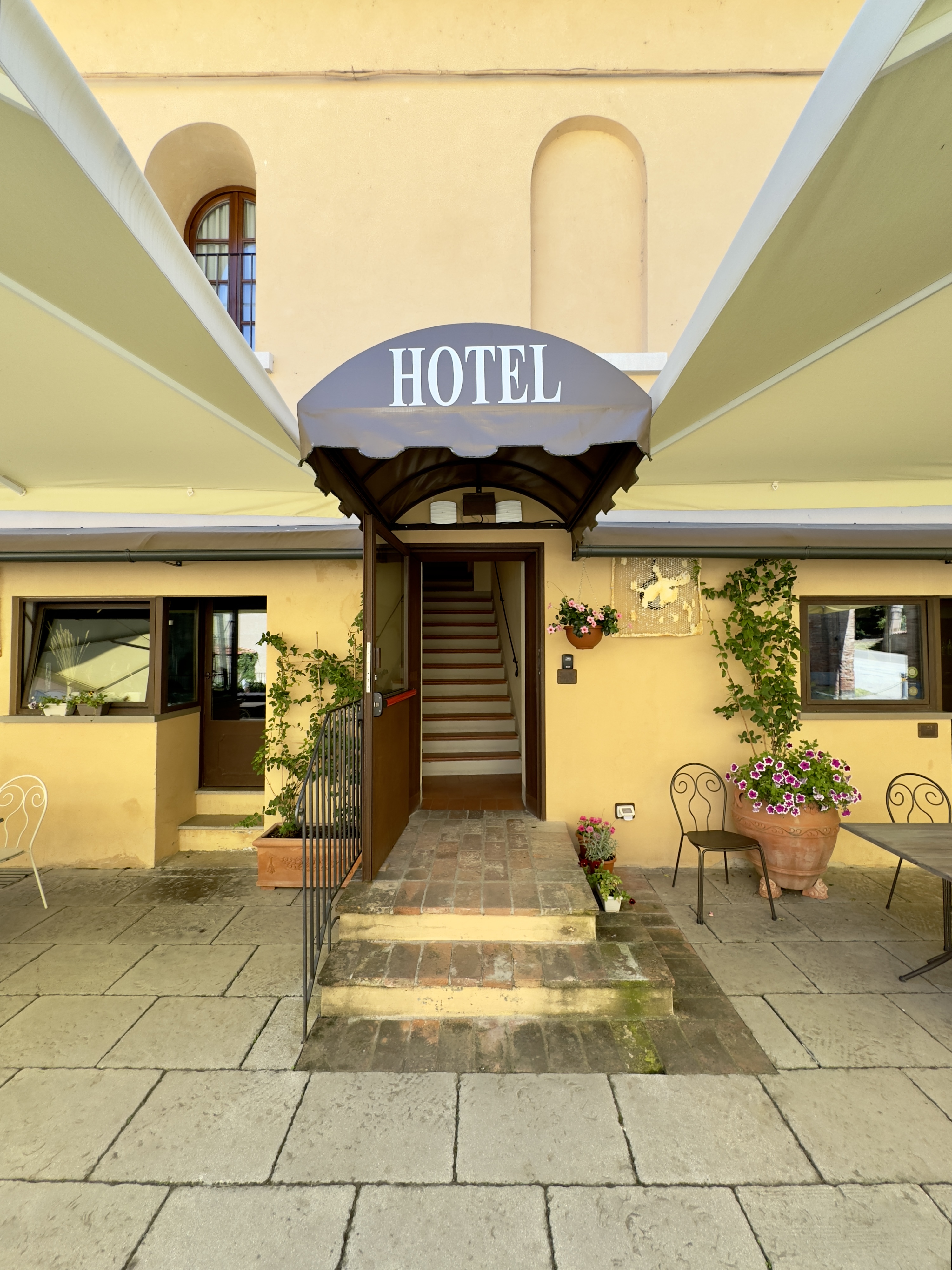 Hotel Ristorante Palazzo de’ Rossi - Walkplus: elenco delle strutture dove soggiornare lungo il cammino Via della Lana e della Seta